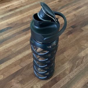22 oz Glass Water Bottle w Helix Silicone Sleeve and Cap - Onyx EUC